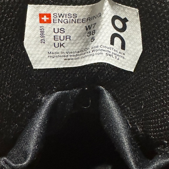 ON Running Waterproof cloudrock black hiking boots Women’s size 7 shoes - Picture 8 of 9